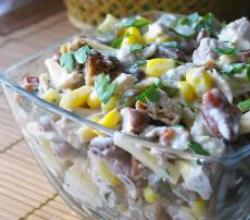 Salāti ar kūpinātu desu, burkāniem, pupiņām un majonēzi: recepte ar fotoattēlu
